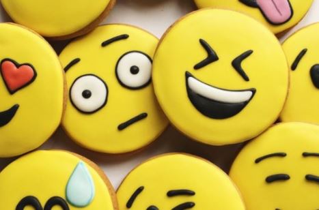 Pourquoi est-il important de traduire les emojis ?